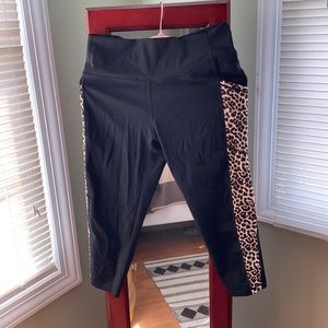 **New Ziya Active Leopard/Black Ankle cropped stretch pants